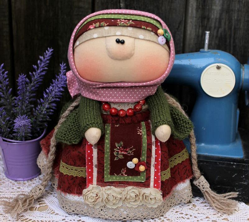 Жизнерадостная селянка кукла