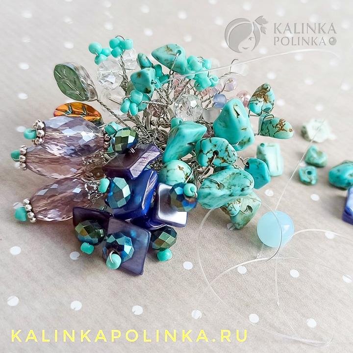 Процесс-сборки.jpg Брошь из проволоки в процессе нанизывания бусин